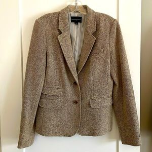 BR women’s tweed blazer. Fully lined, oatmeal cream color non-smoking home.